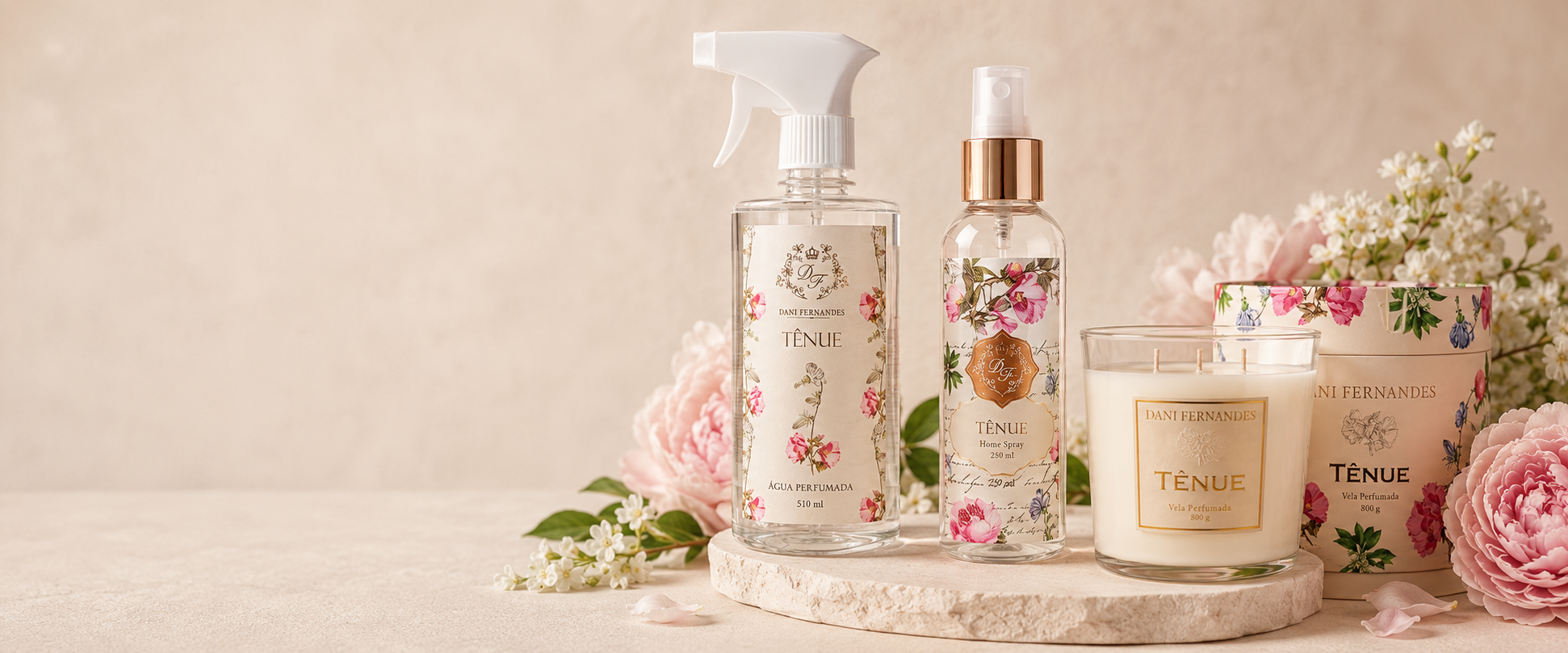 Produtos Dani Fernandes Tenue com agua perfumada, home spray, vela e flores