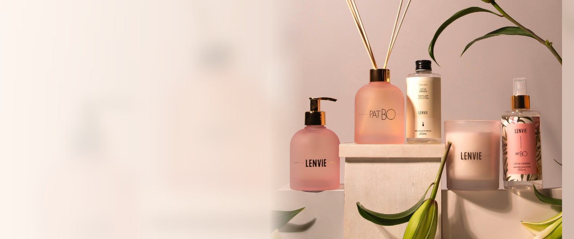 Produtos Lenvie com difusor, home spray, vela e refil em composicao floral suave