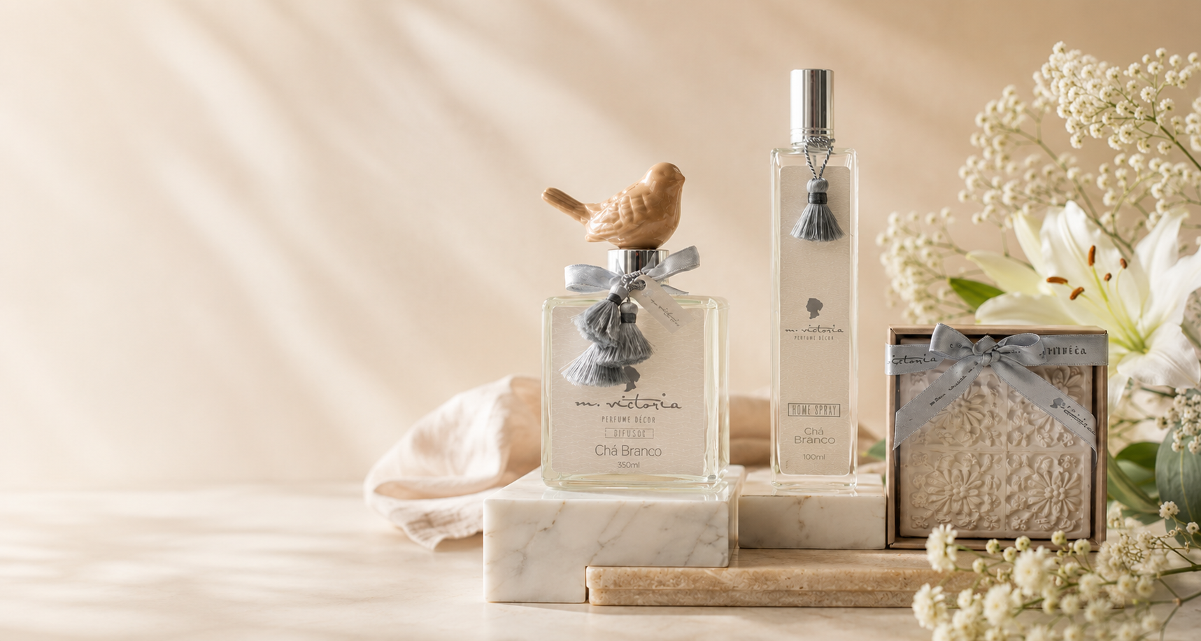 Produtos M.Victoria Cha Branco com difusor, home spray, sabonete decorado e flores brancas